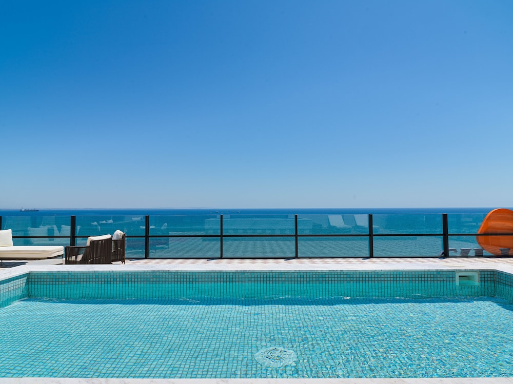 LIV Mackenzie Beach Suites 45/55