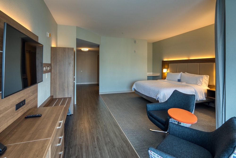 Holiday Inn Express & Suites Charlotte - South End 26/73