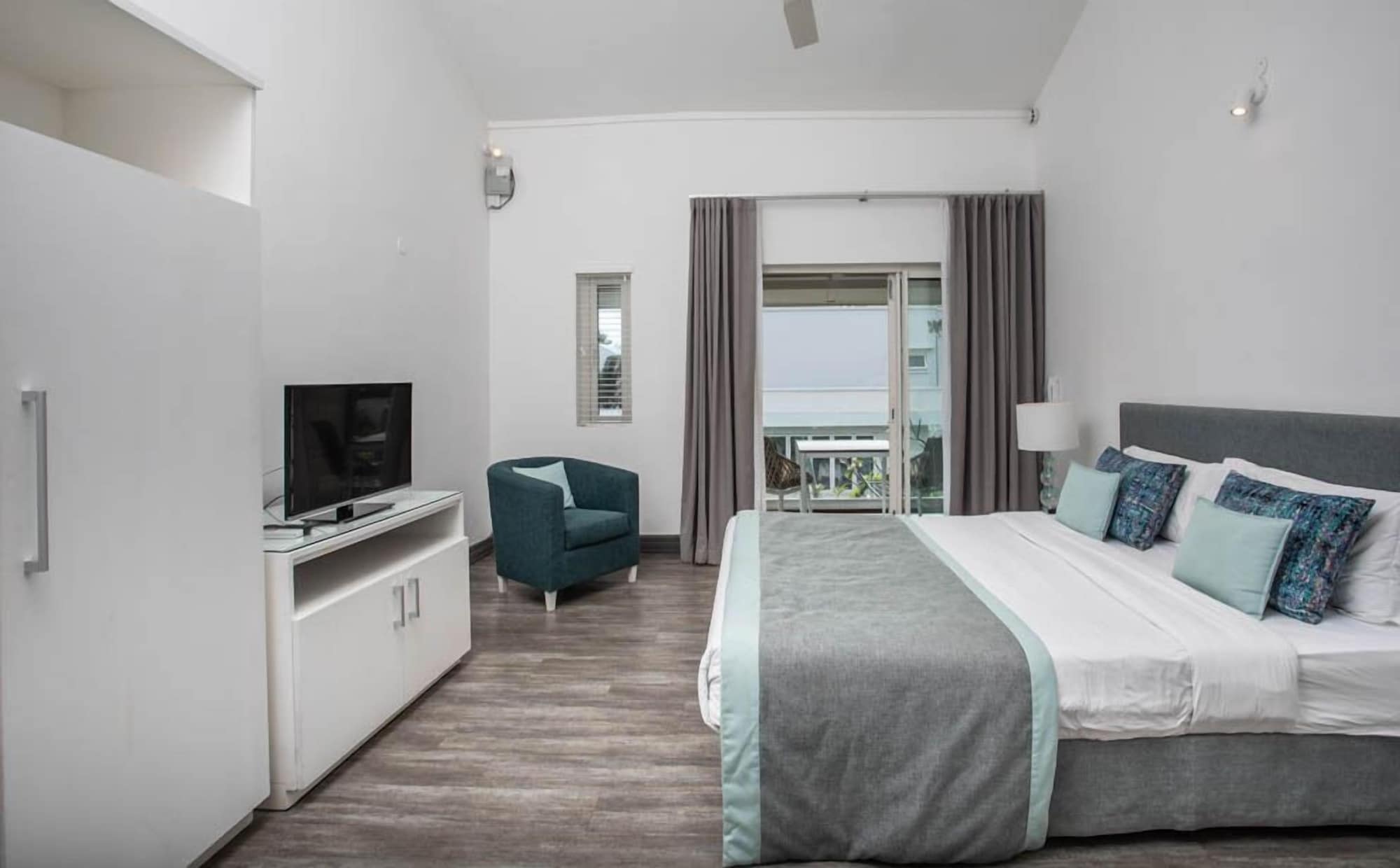 DELUXE, DOUBLE BED, PARTIAL SEA VIEW, PRIVATE GARDEN