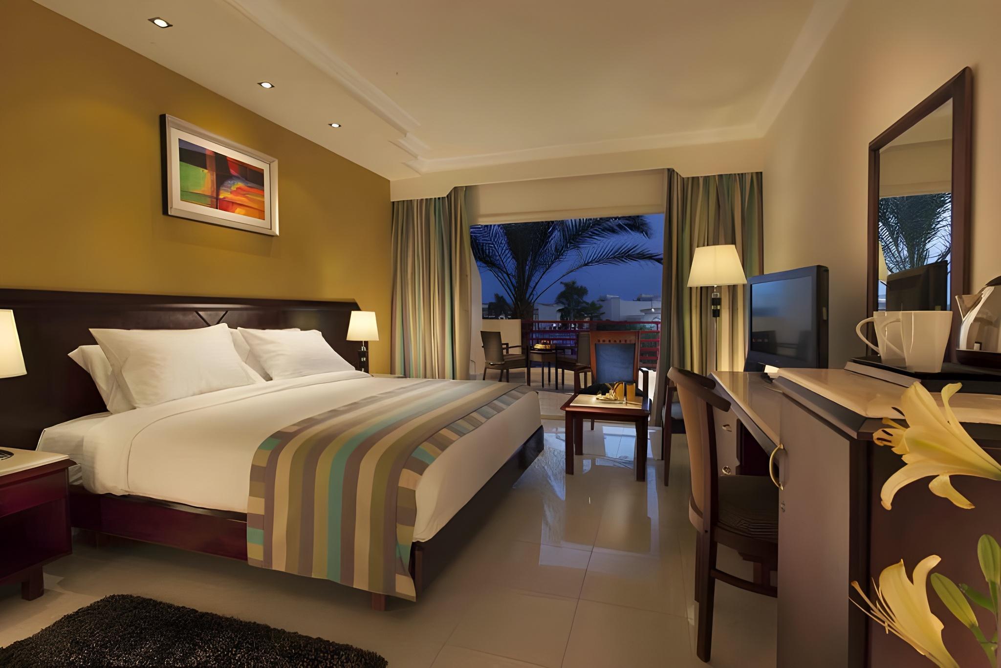 Superior, 2 Queen Beds, Sofa