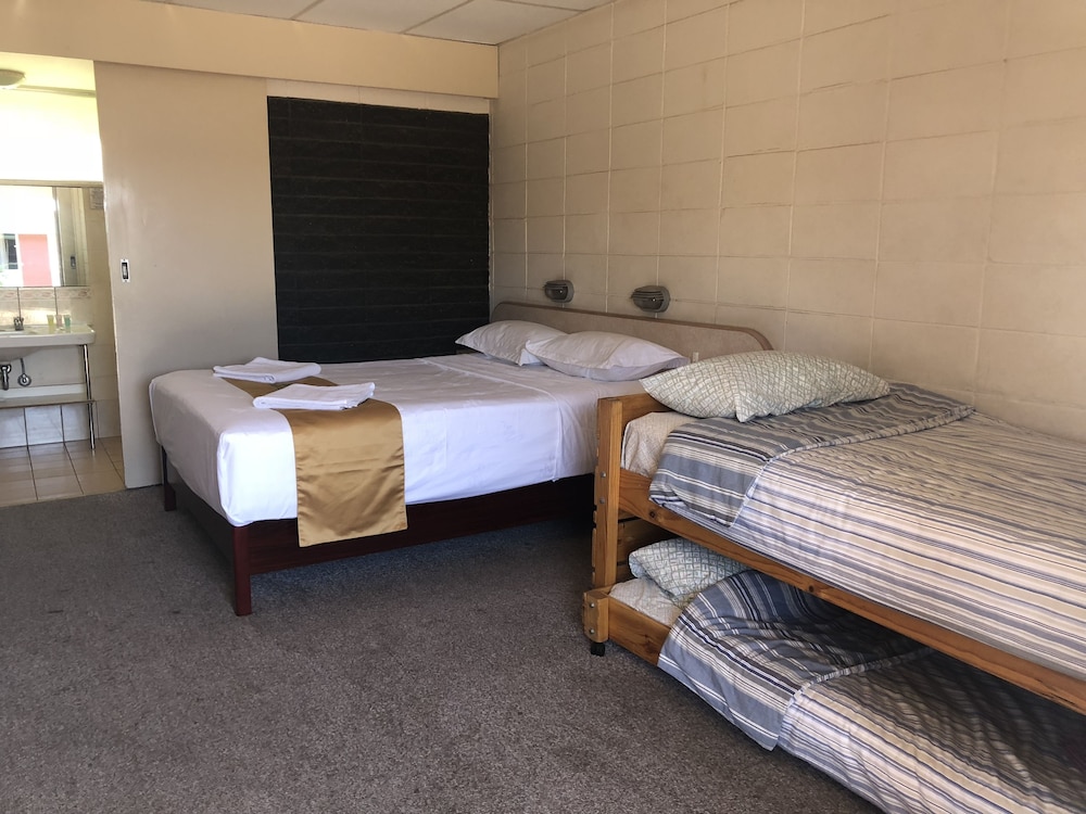 INLAND OASIS MOTEL 24/68