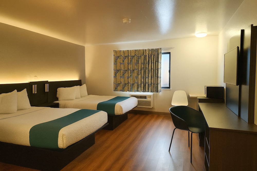 2 Full Beds - Premium, Micfridge