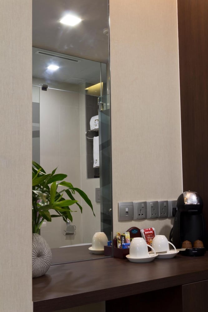 HOTEL CLOVER 5 HONGKONG STREET 36/37