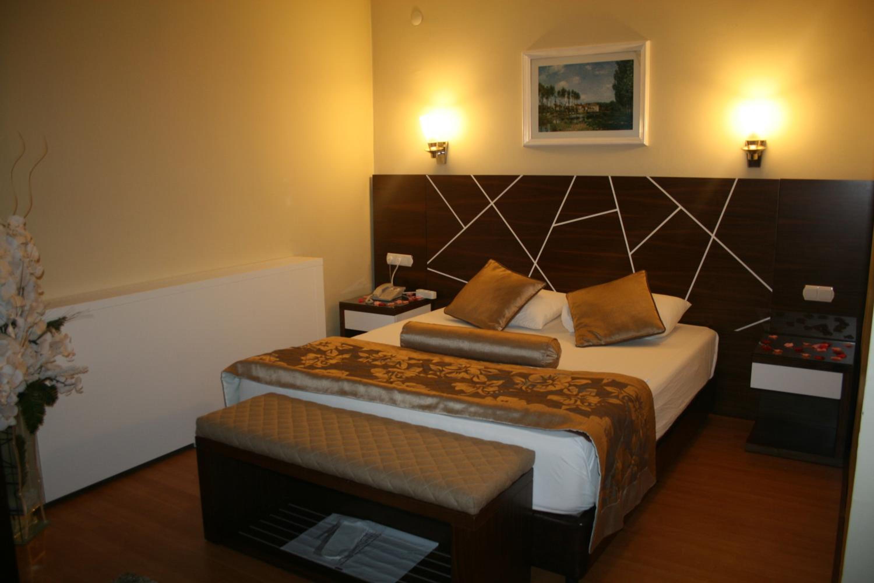 Room, Double or Twin Bed, Pool View