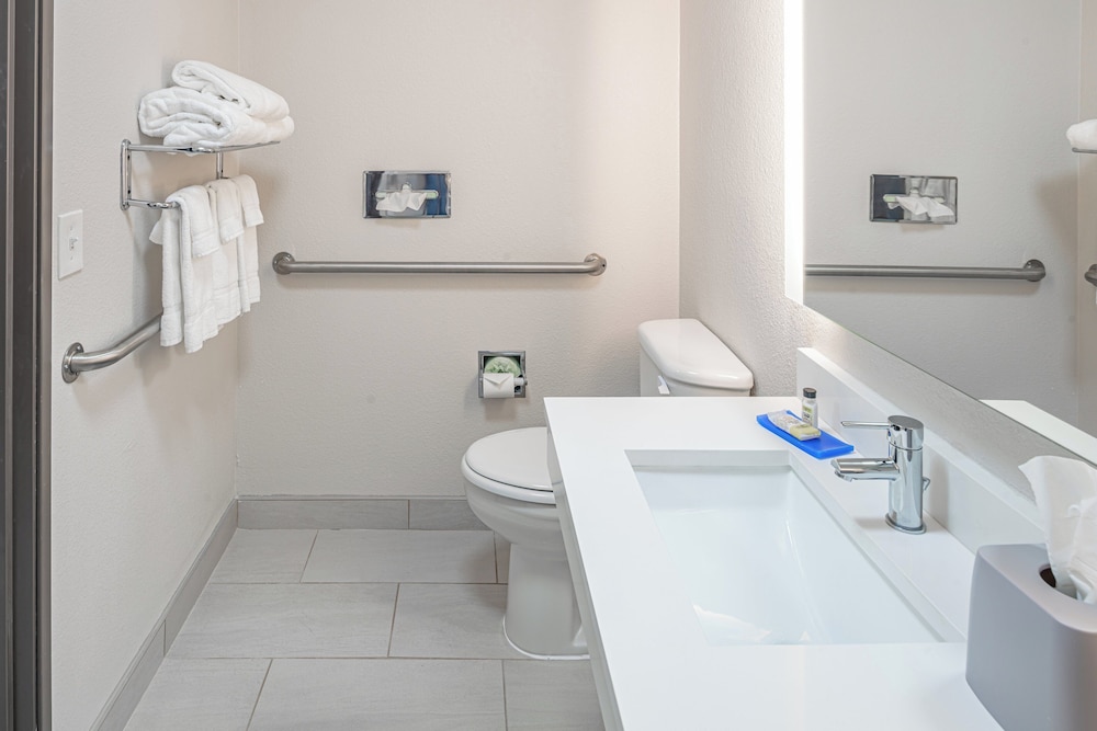 غرفة قياسية بسريرين كوين لذوي الإعاقة، Holiday Inn Express Suites N Waco Area West 5/8