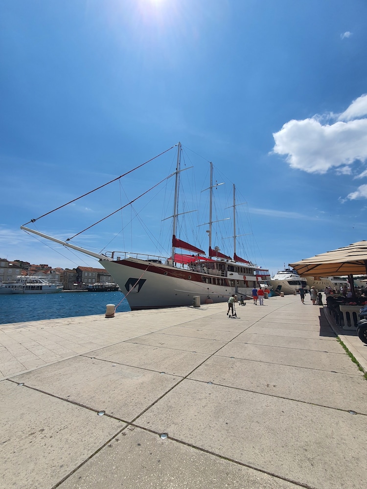 Violeta Hvar 51/72
