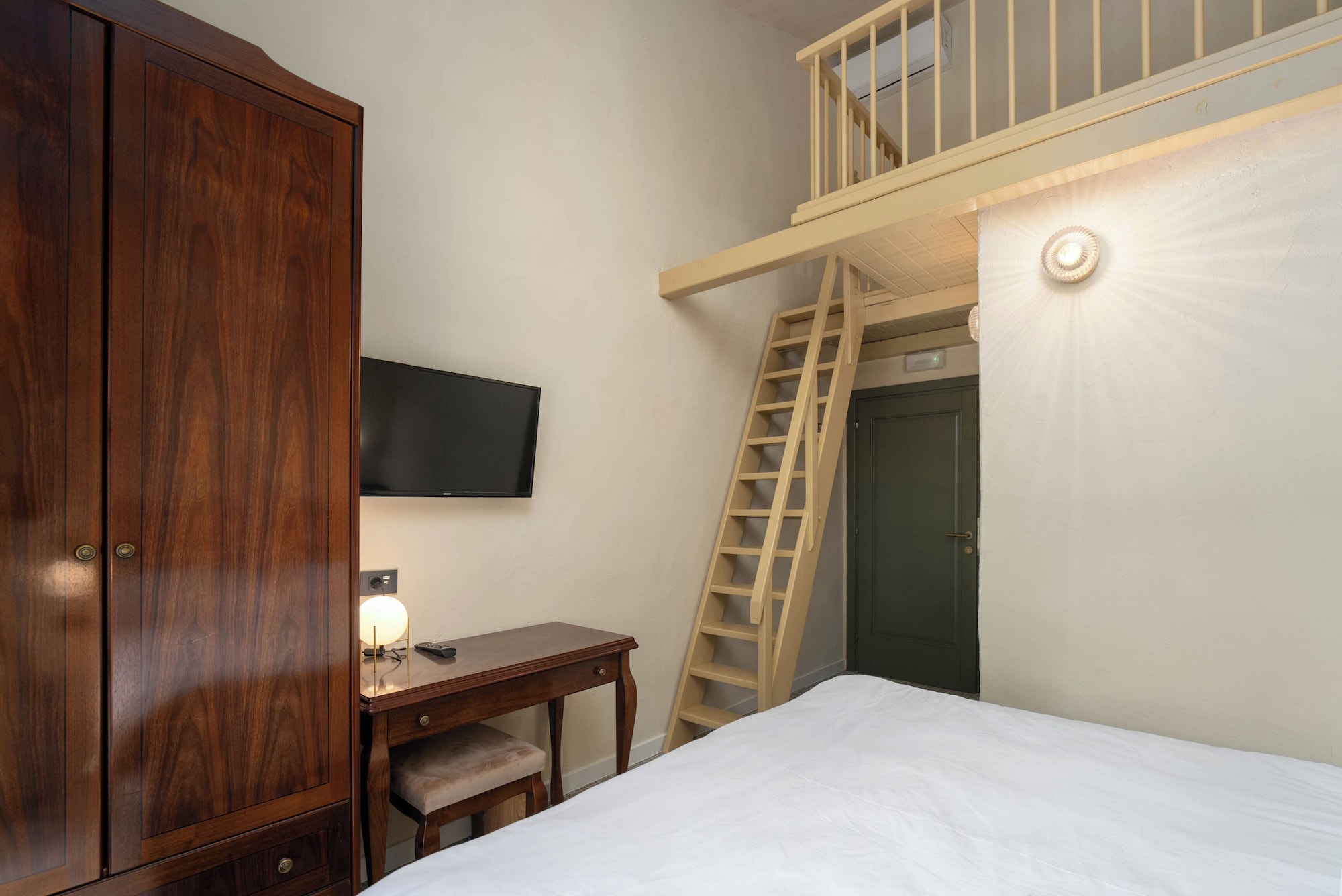 STANDARD, TRIPLE, BALCONY