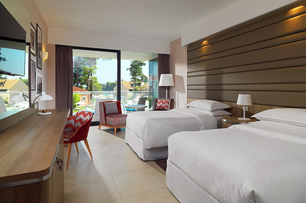 غرفة كلاسيكية بسريرين منفصلين بإطلالة على الفناء، Sheraton Dubrovnik Riviera Hotel 2/5