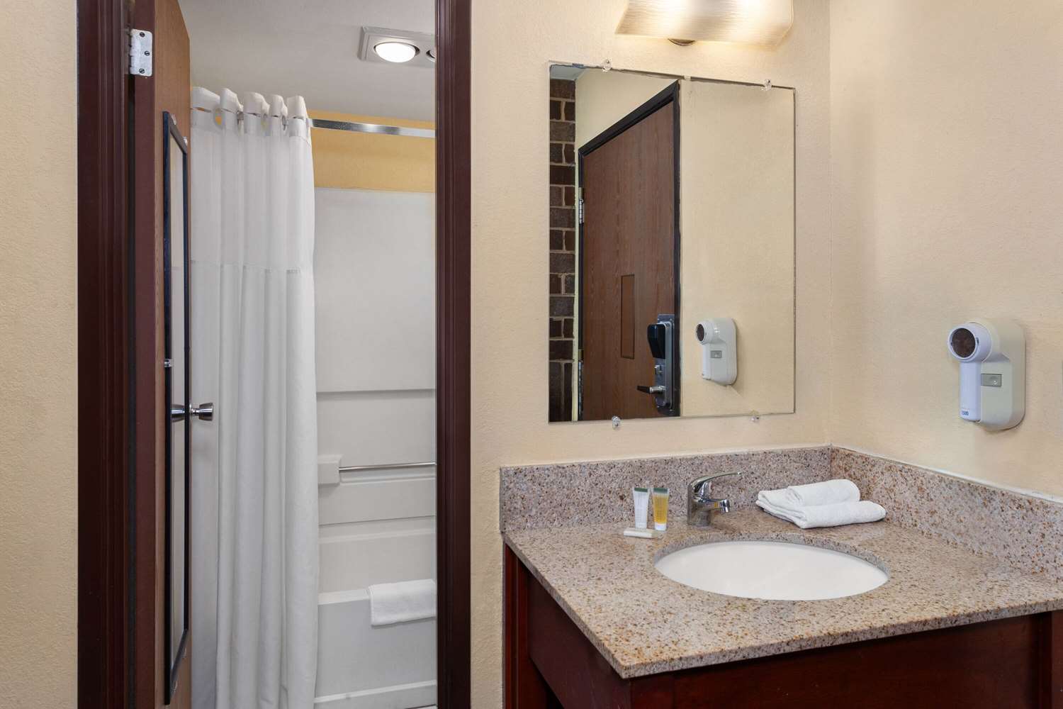 Days Inn by Wyndham Rockford 36/37