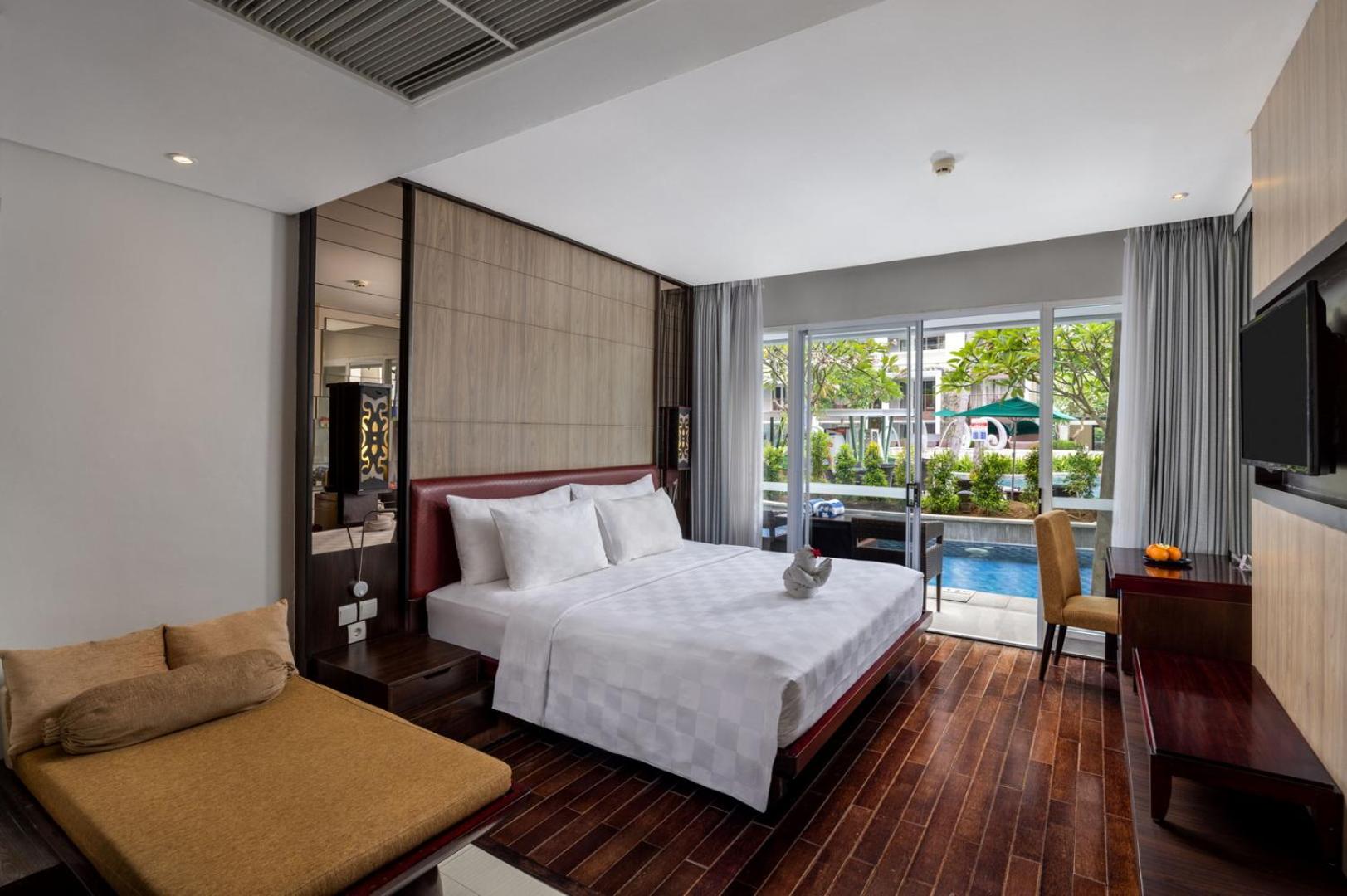 Deluxe, King Bed, Pool Access