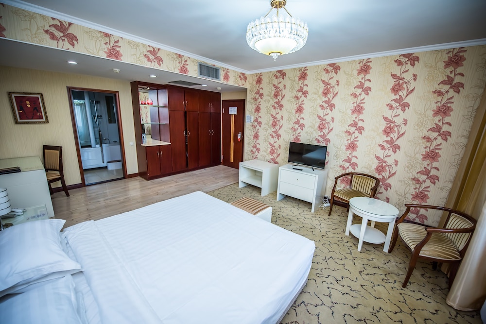 JUNIOR SUITE, KING BED, BALCONY