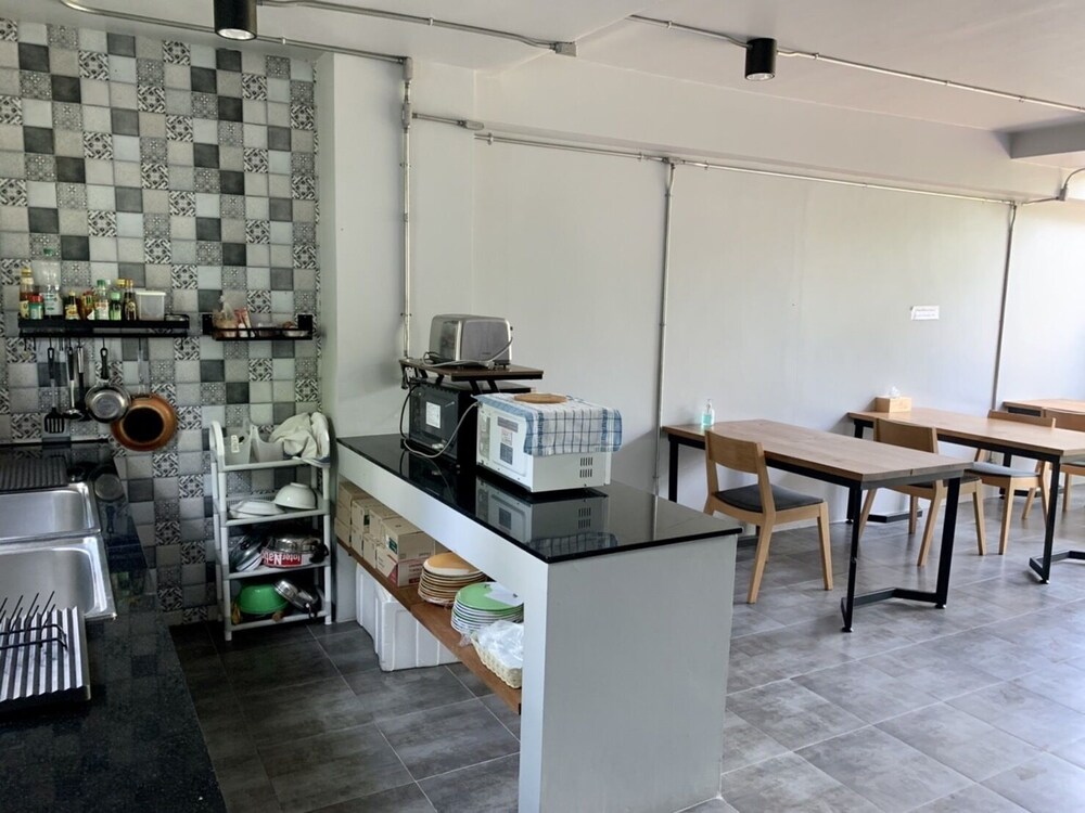 Atom Phuket Hotel -SHA Plus 38/50