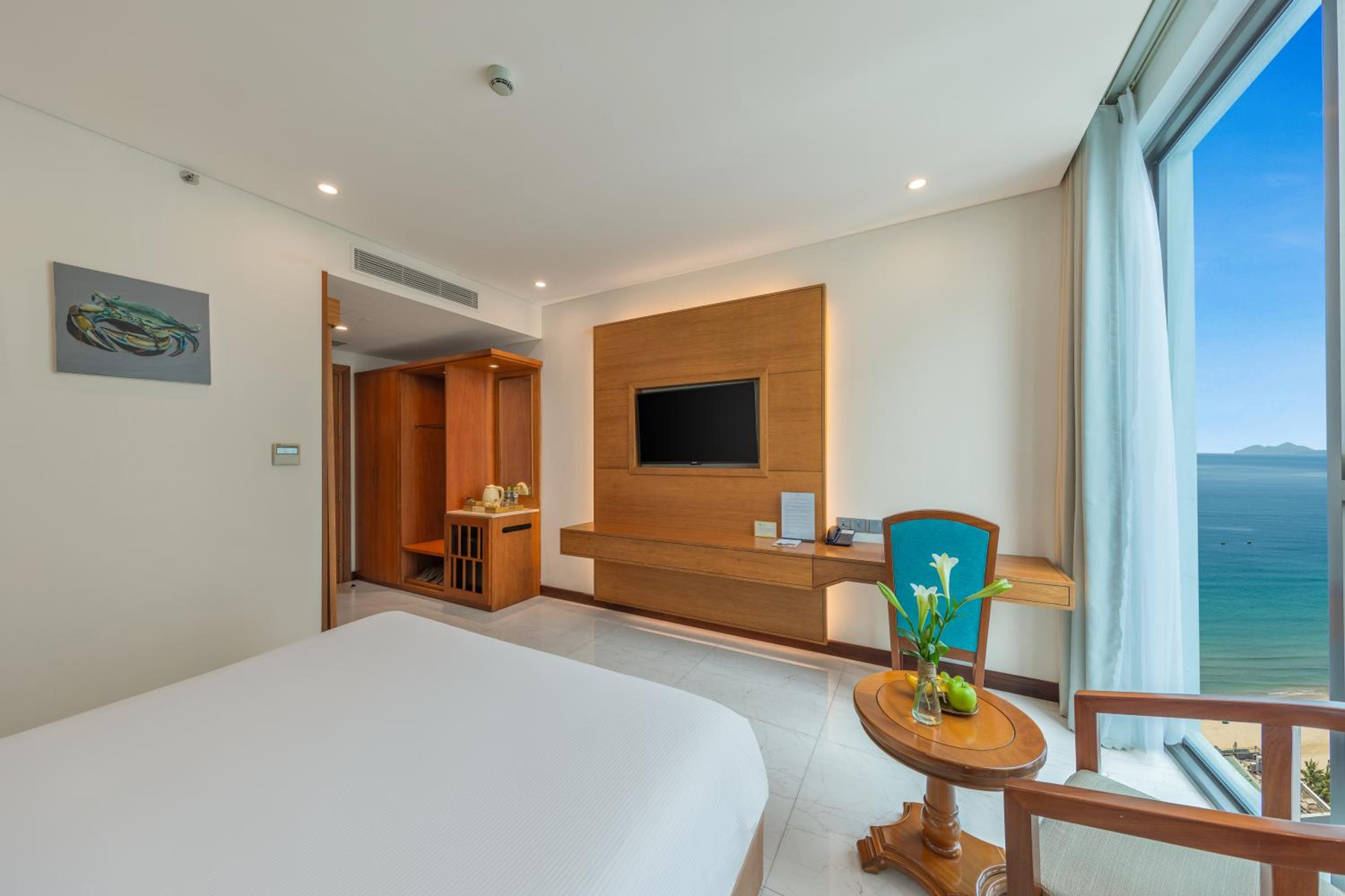 غرفة ديلوكس بسرير كينج وسرير كوين بإطلالة جزئية على البحر، Mandila Beach Hotel Danang 4/5