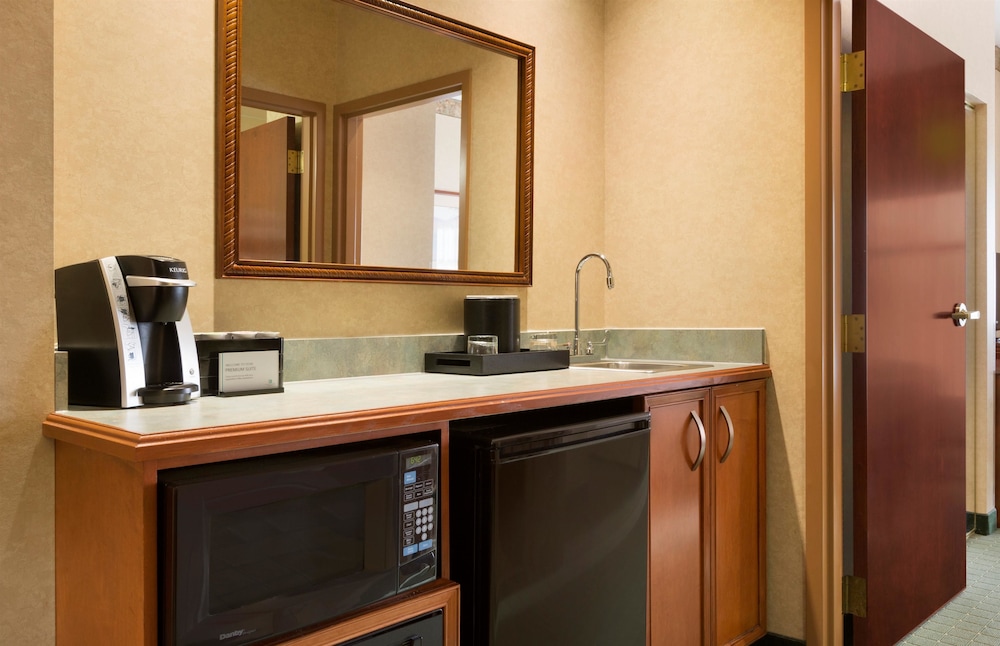 Embassy Suites by Hilton Portland Airport 65/66