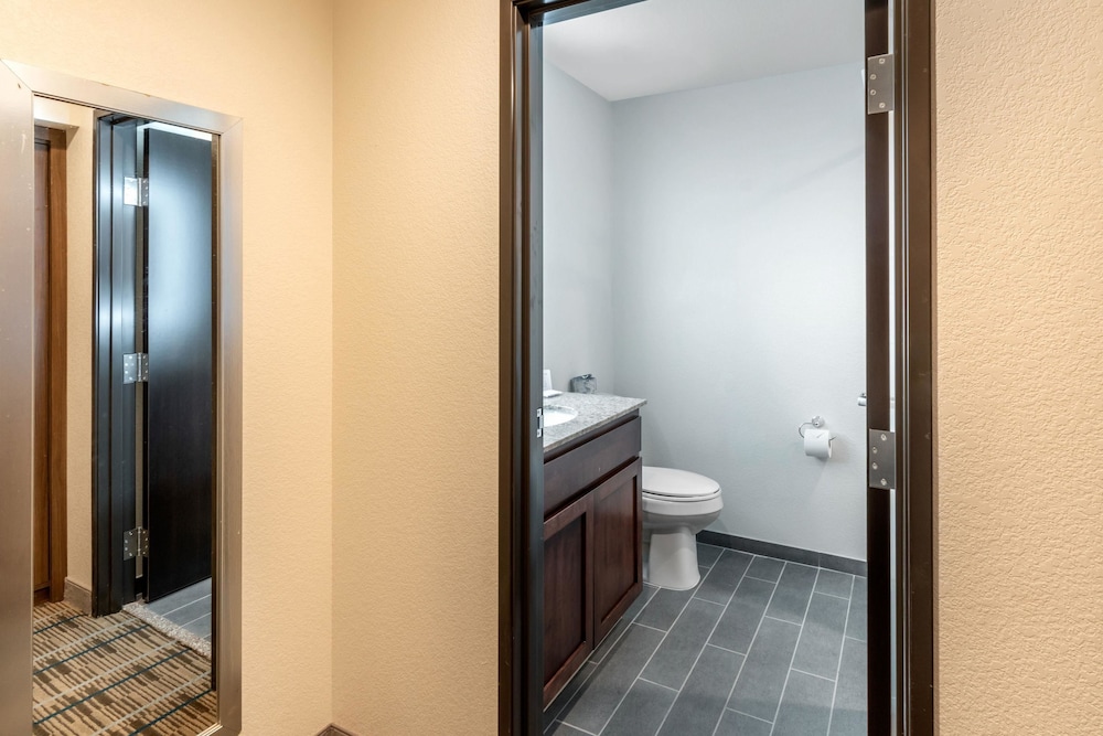 MainStay Suites Denver International Airport 13/44