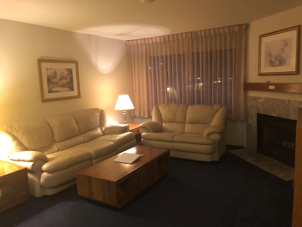 Monarch Resort 35/41
