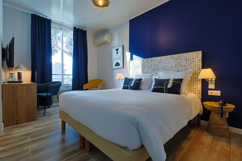 SUPERIOR, QUEEN BED