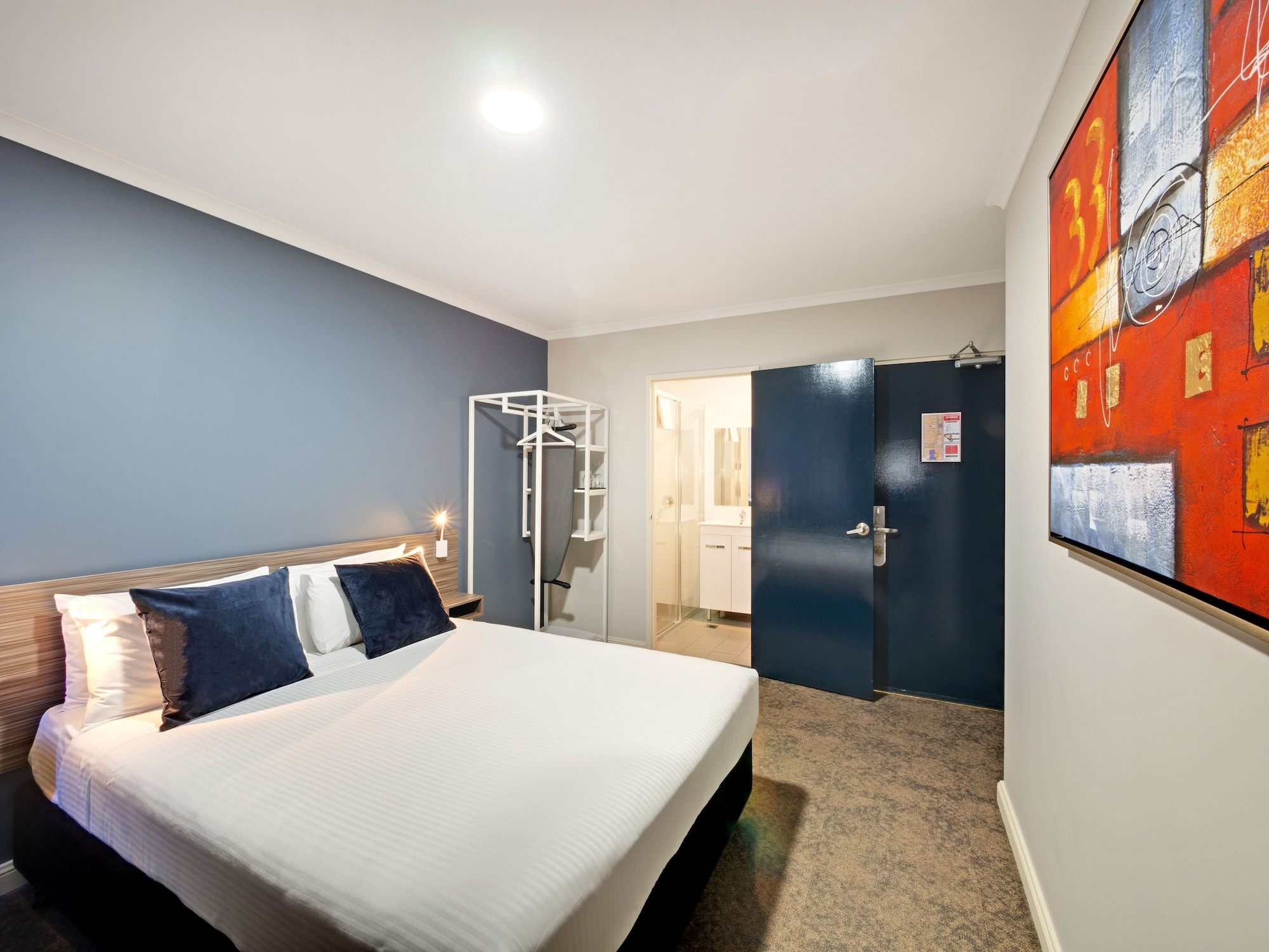MINI, QUEEN BED