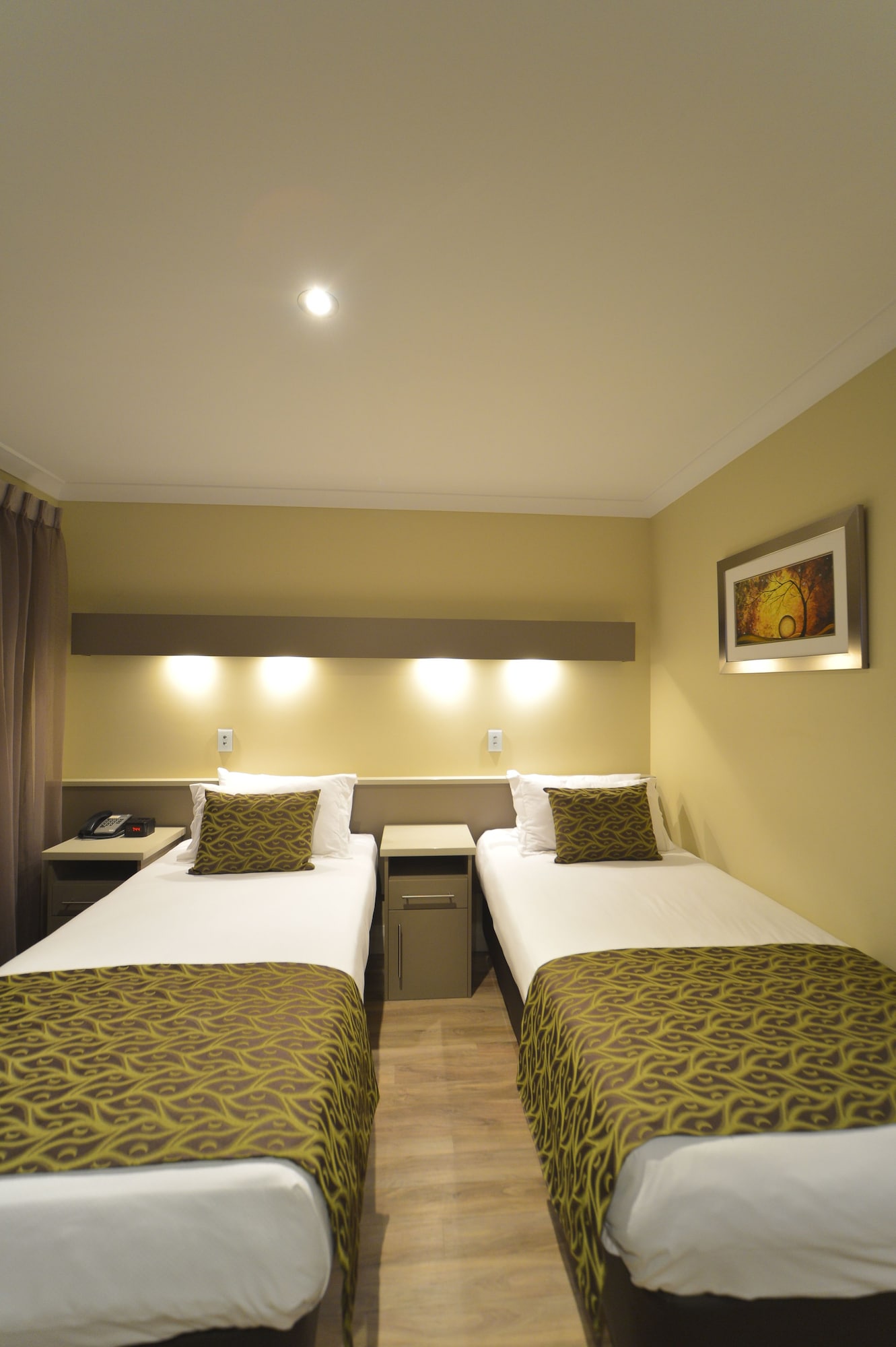 ROOM, TWIN BEDS