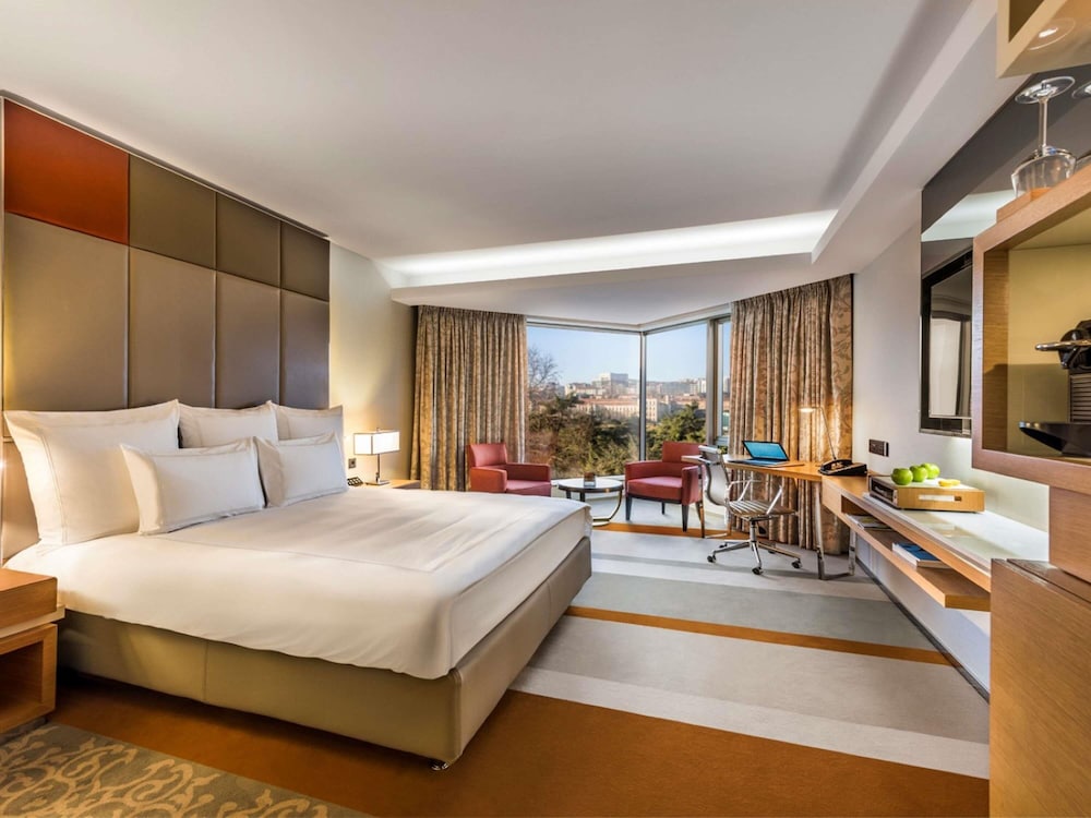 SWISS, KING BED