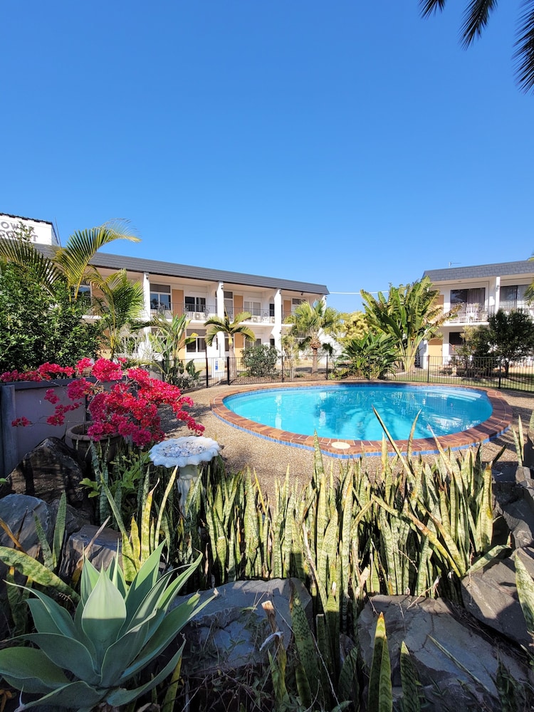 TOWER COURT MOTEL 32/44