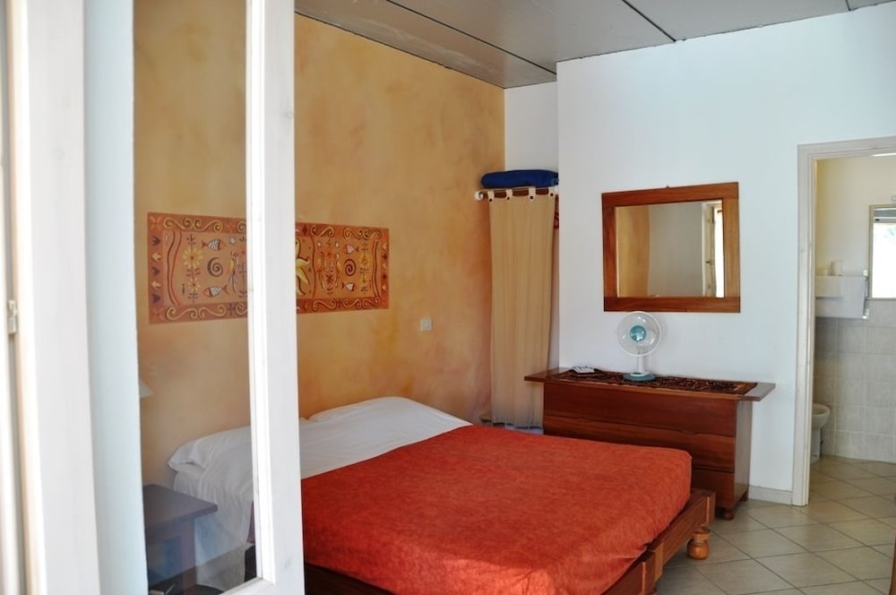 ROOM, DOUBLE OR TWIN BED