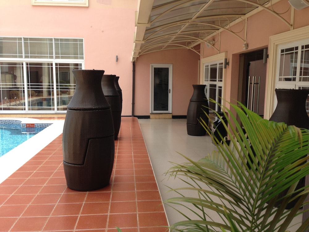 GrandBee Suites 28/39