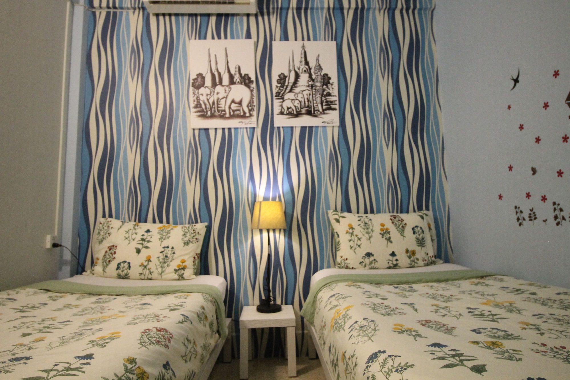 BASIC, TWIN BEDS, NO WINDOW