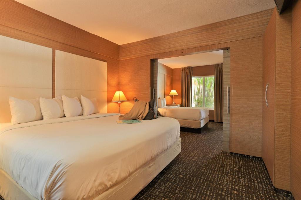 2 Bedrooms, Queen Bed