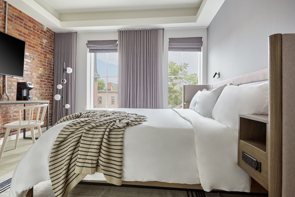 907 Main 28/52