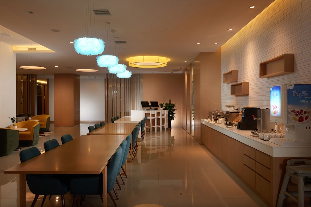HOLIDAY INN EXPRESS LUOYANG YICHUAN 46/56