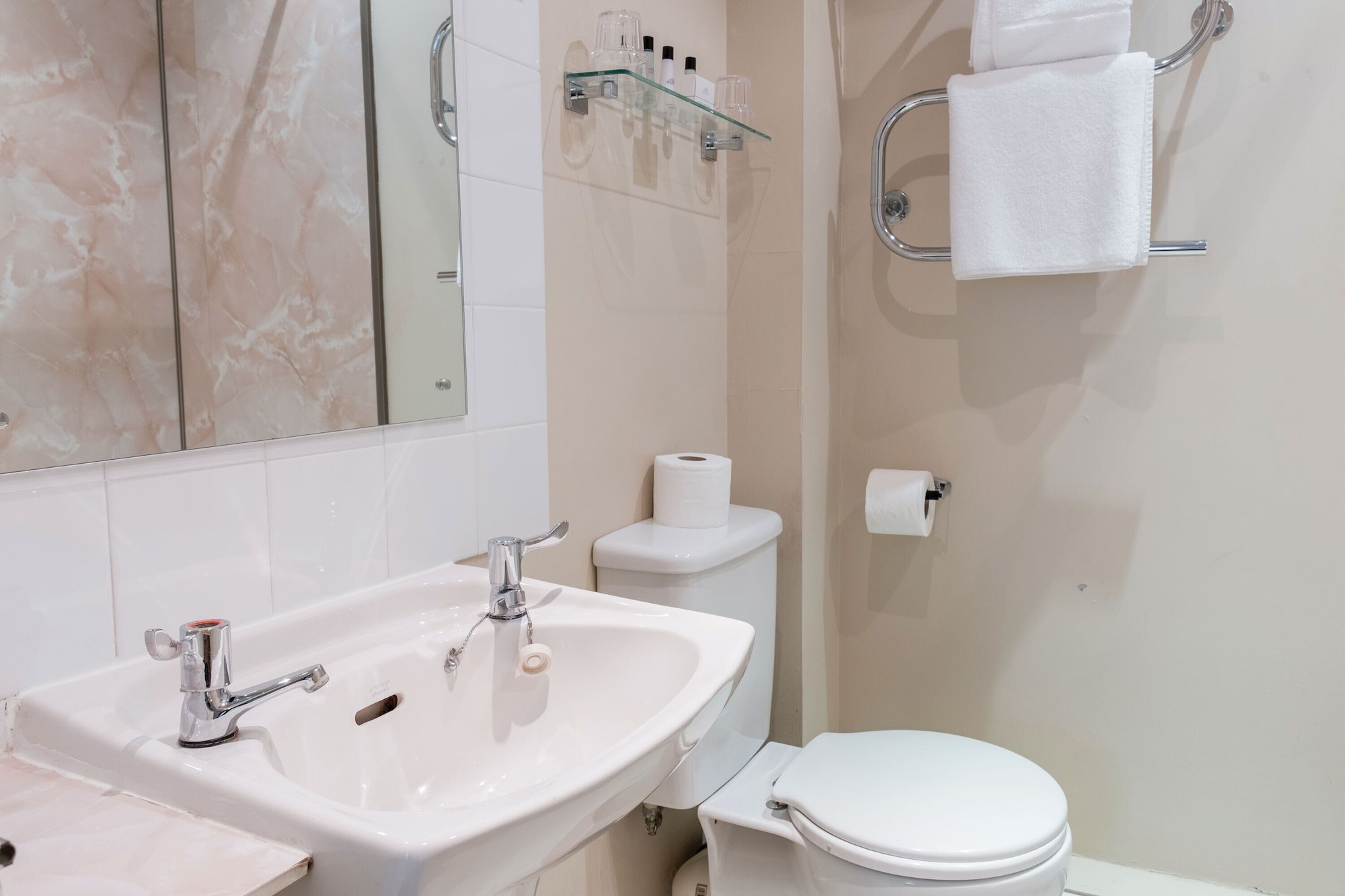 Cozy, Double Bed, Lady Anne Middletons Hotel 4/7