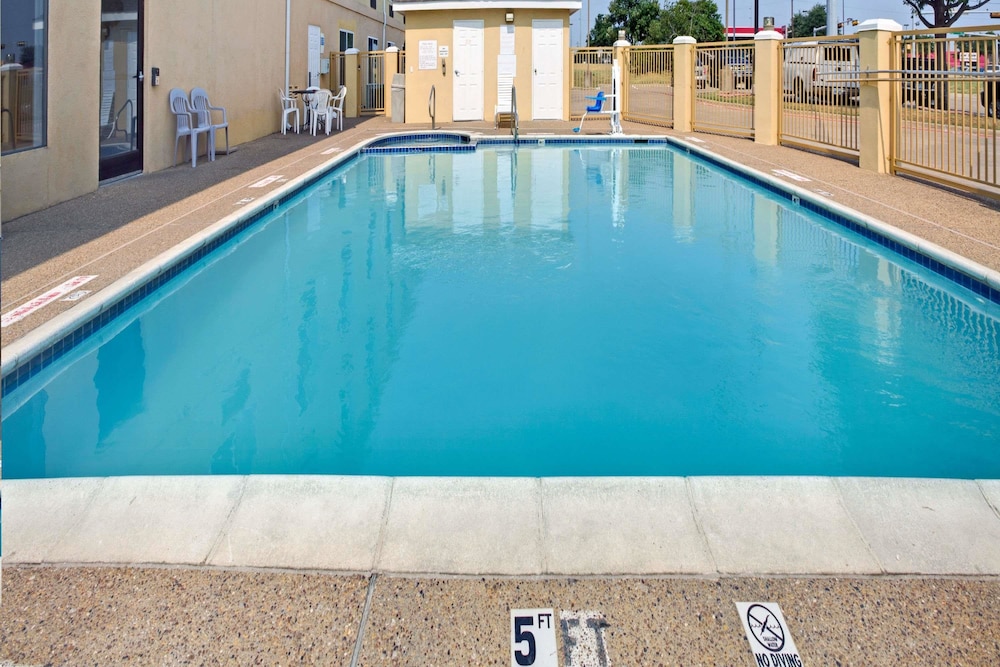 Days Inn by Wyndham Dallas Garland West 4/23