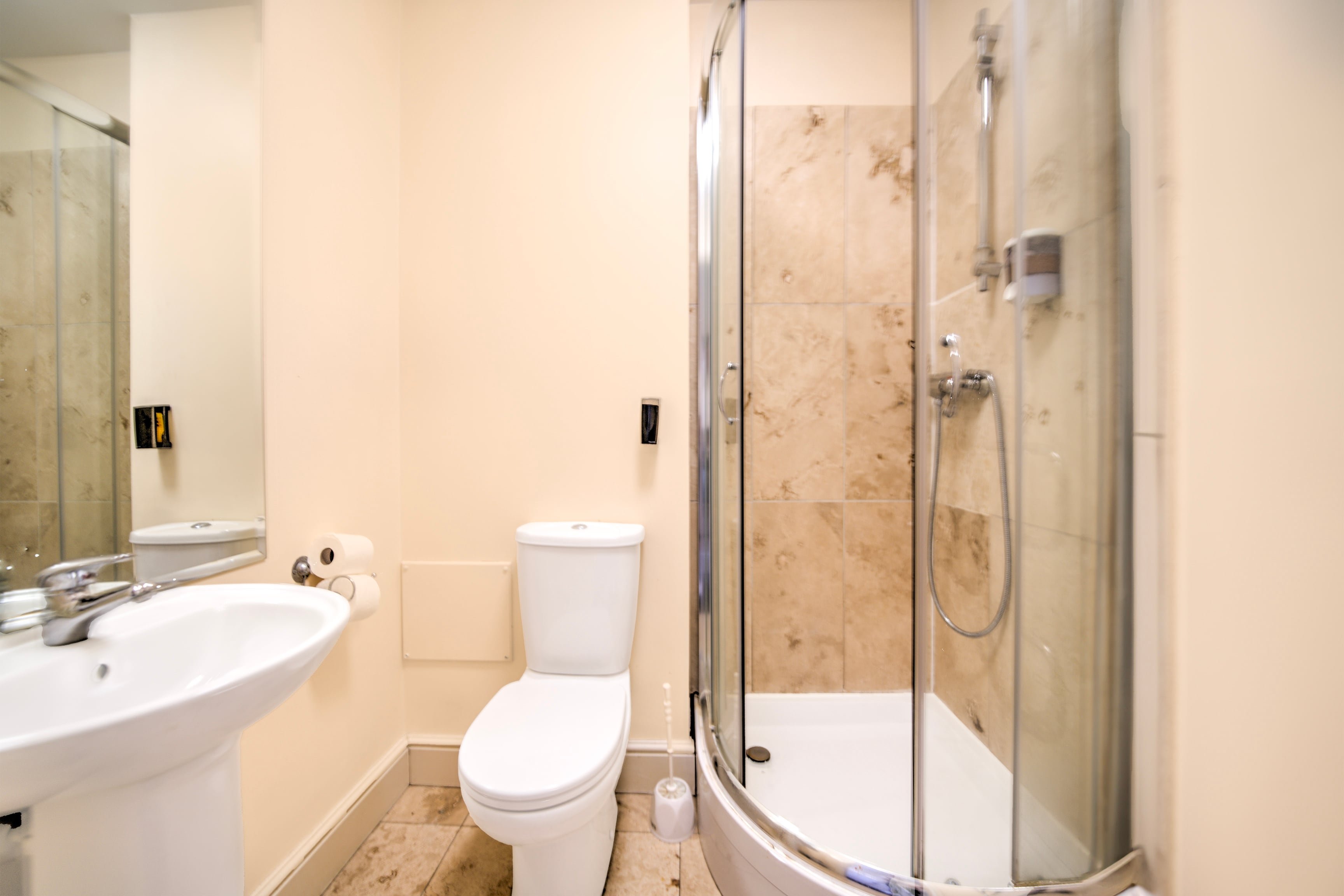 GO2 Gloucester Hotel by OYO 38/40