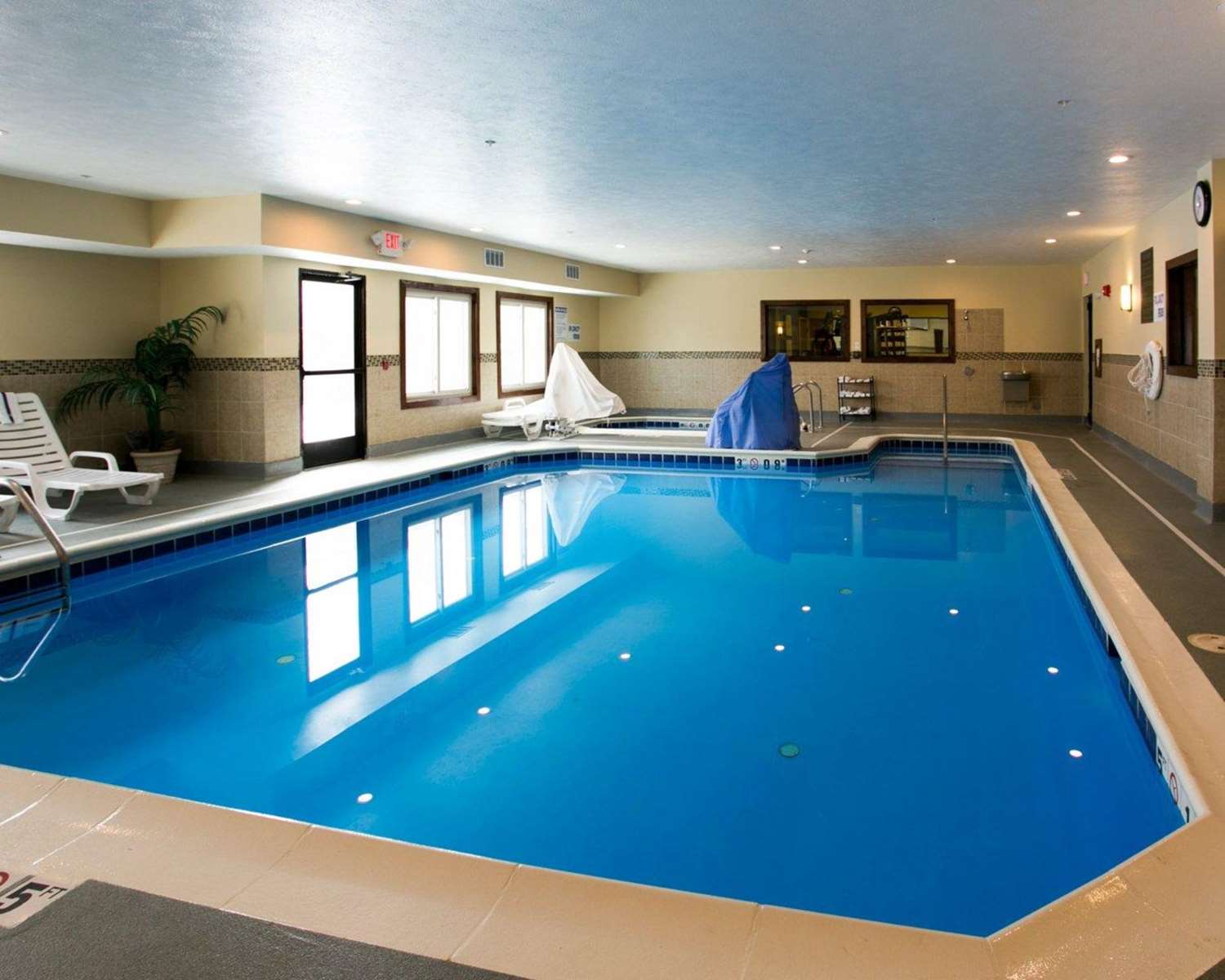 Comfort Suites Benton Harbor - St. Joseph 24/38