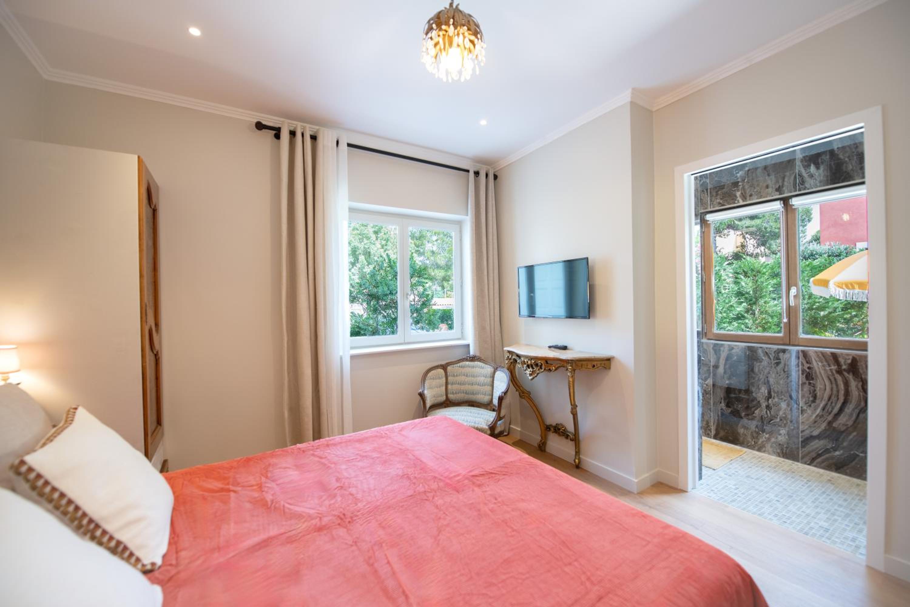 2 Bedrooms, House
