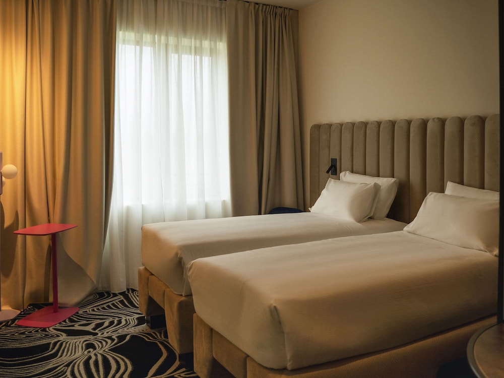 Essential, Executive, Queen Bed, Mountain View