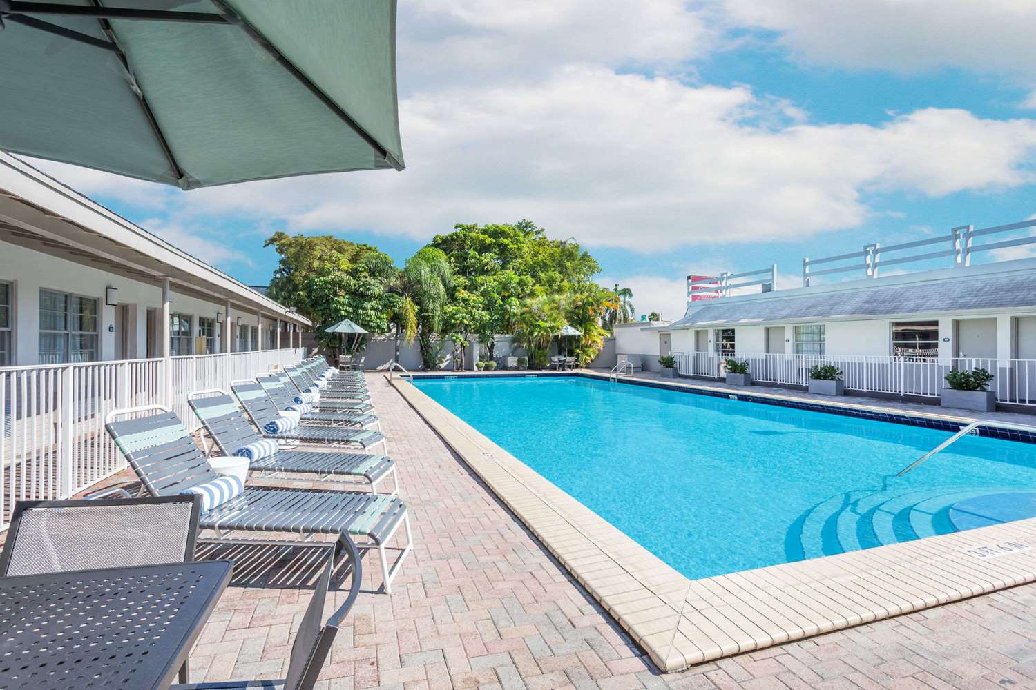 Days Inn By Wyndham Miami Airport North 30/32