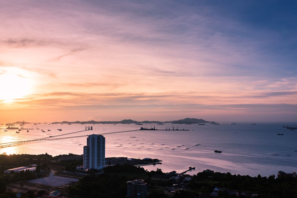 Arize Hotel Sri Racha 35/50