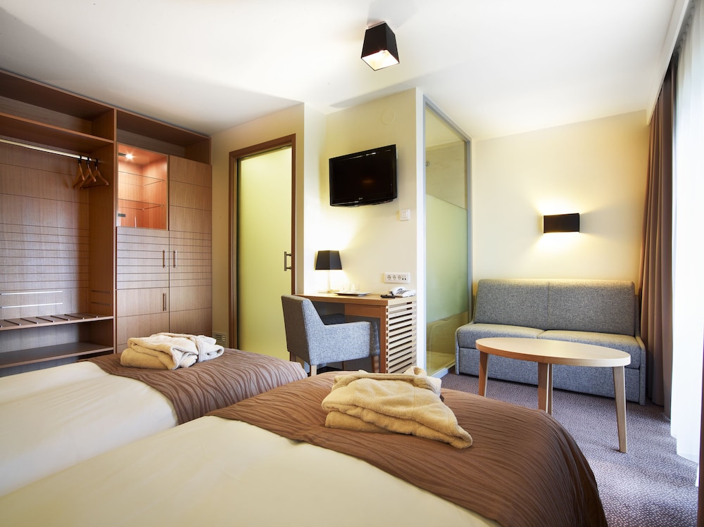 Ana Hotels Sport Poiana Brasov 23/33
