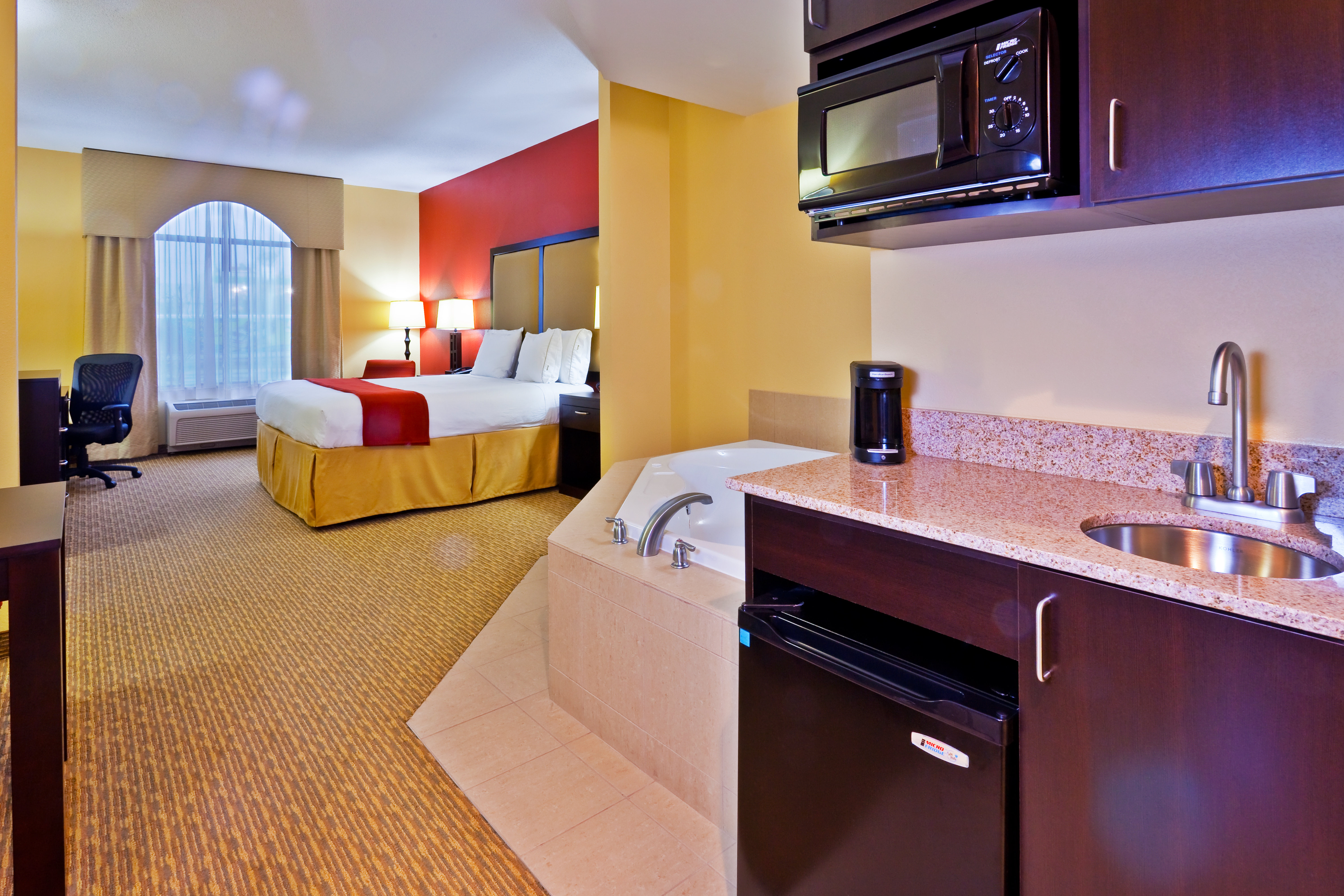 Holiday Inn Express Hotel and Suites Nashville-Opryland 64/64