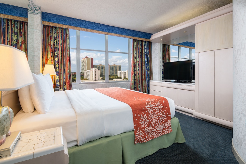 The Sunny Miami Sunny Isles Beach, Curio Collection by Hilton 12/34