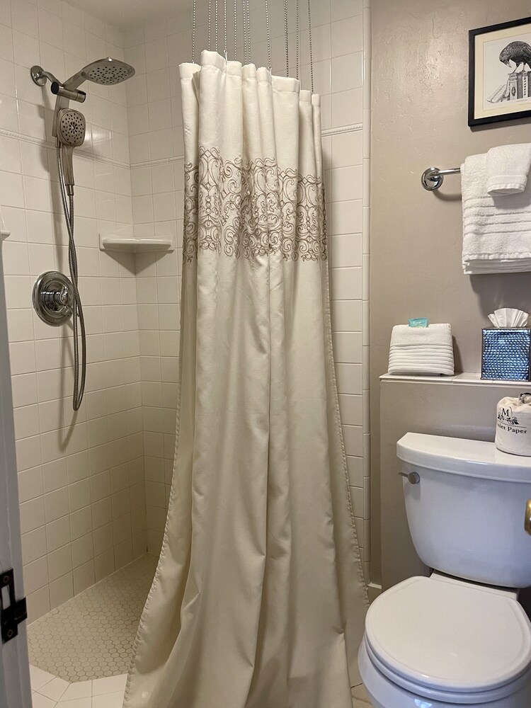 Mccall House Bed And Breakfast 50/50