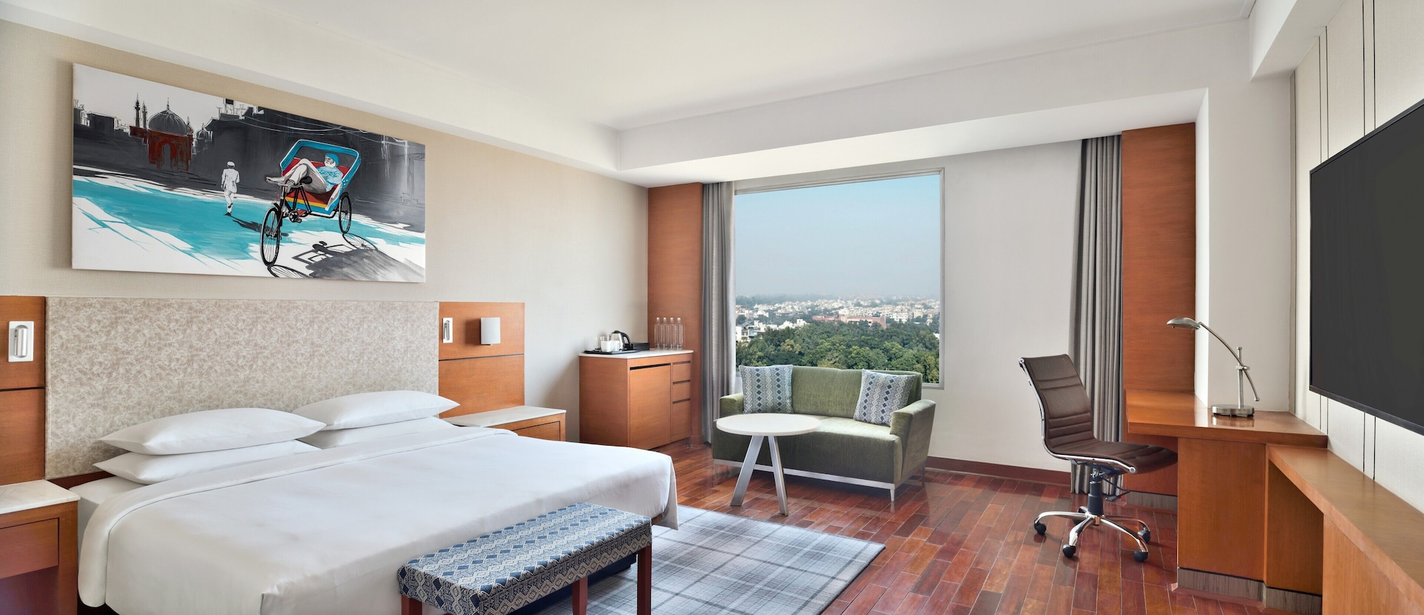 DELUXE, KING BED, POOL ACCESS