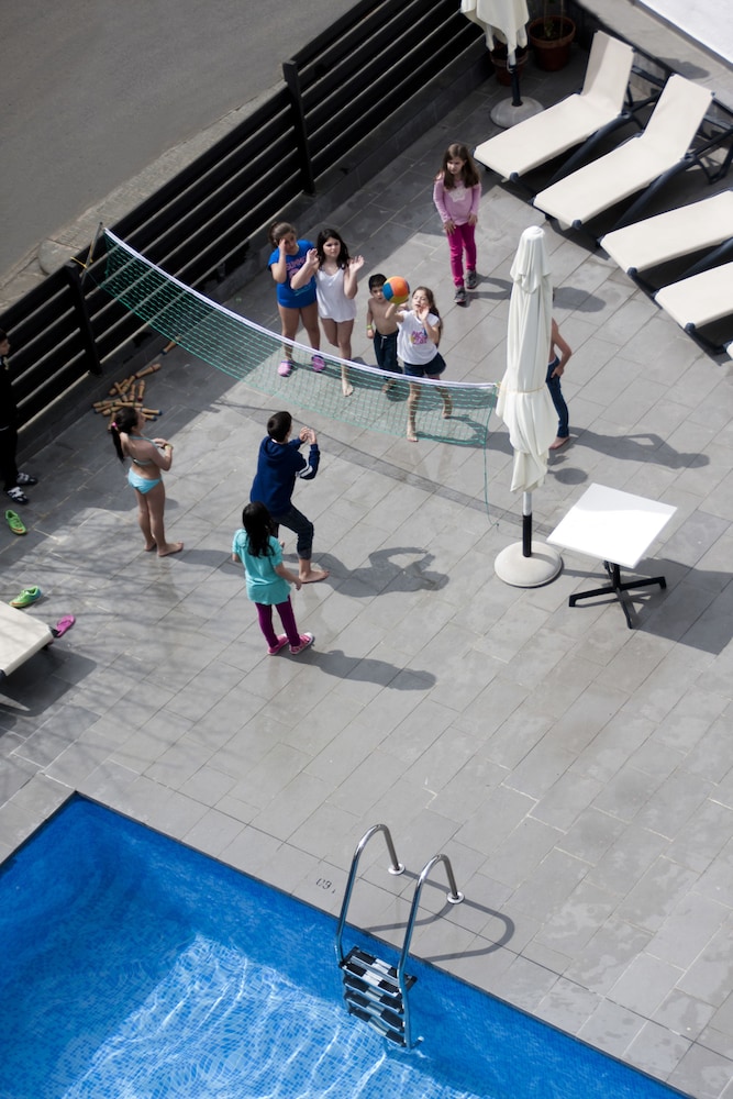 Summer Hotel 23/33