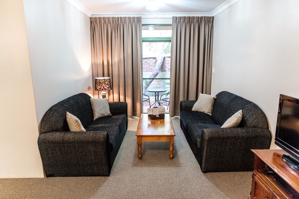 Belmore All-Suite Hotel 35/54