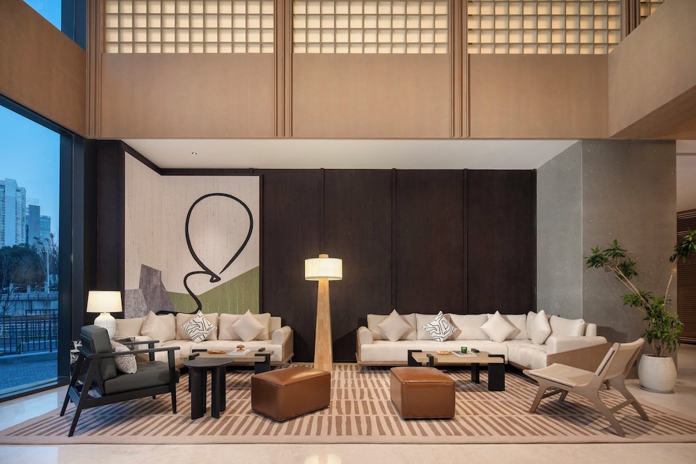 Sandalwood Hotel 32/48