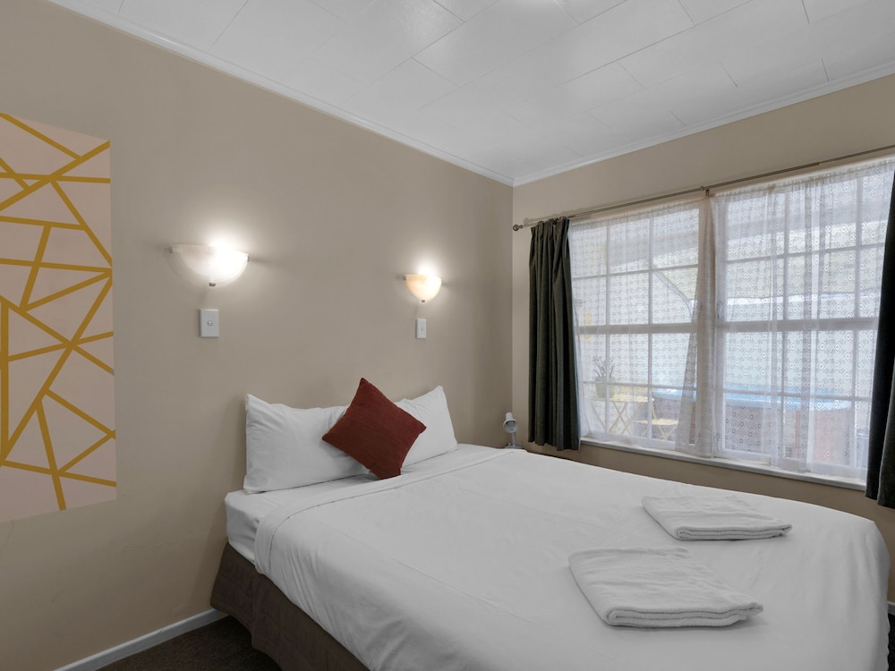 Kowhai And Colonial Motel 16/49