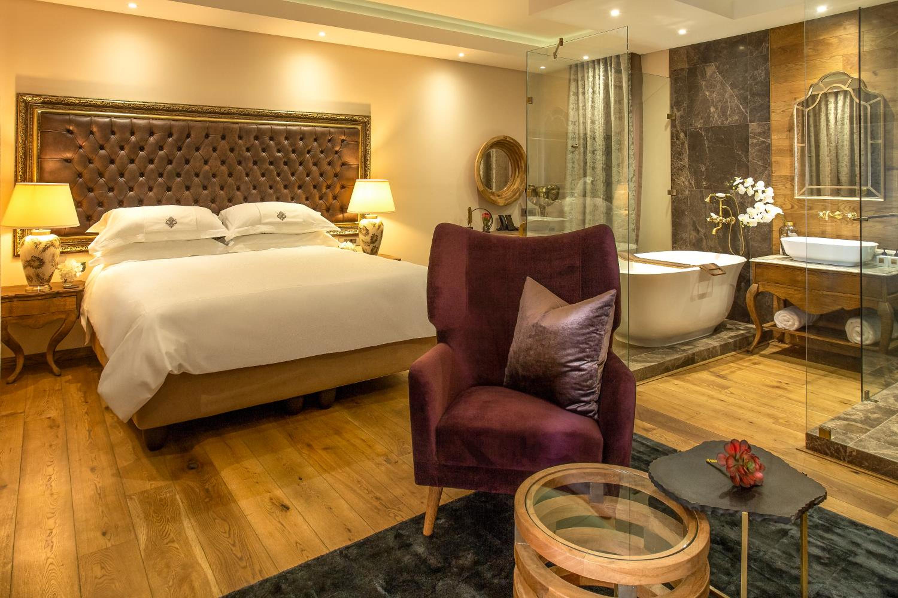Victorian, Deluxe, Suite