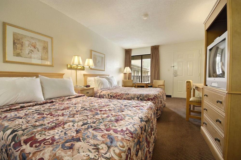 Days Inn & Suites by Wyndham Mobile 20/38
